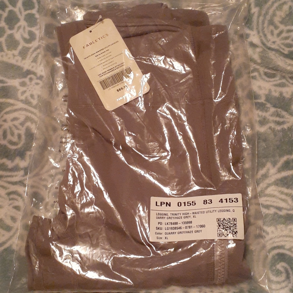 NWT WOMANS FABLETICS  ( Gray ) XL LEGGINGS